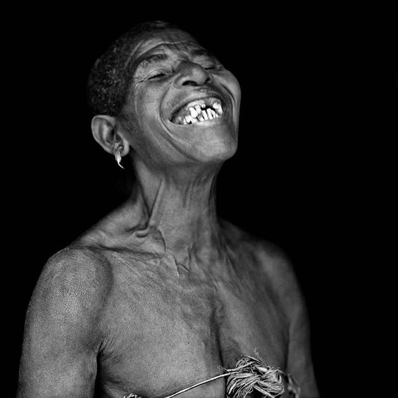 © Christine Turnauer – Awookoo, herbalist, Bayaka Pygmy, Central African Republic, 2012, Coal pigment print