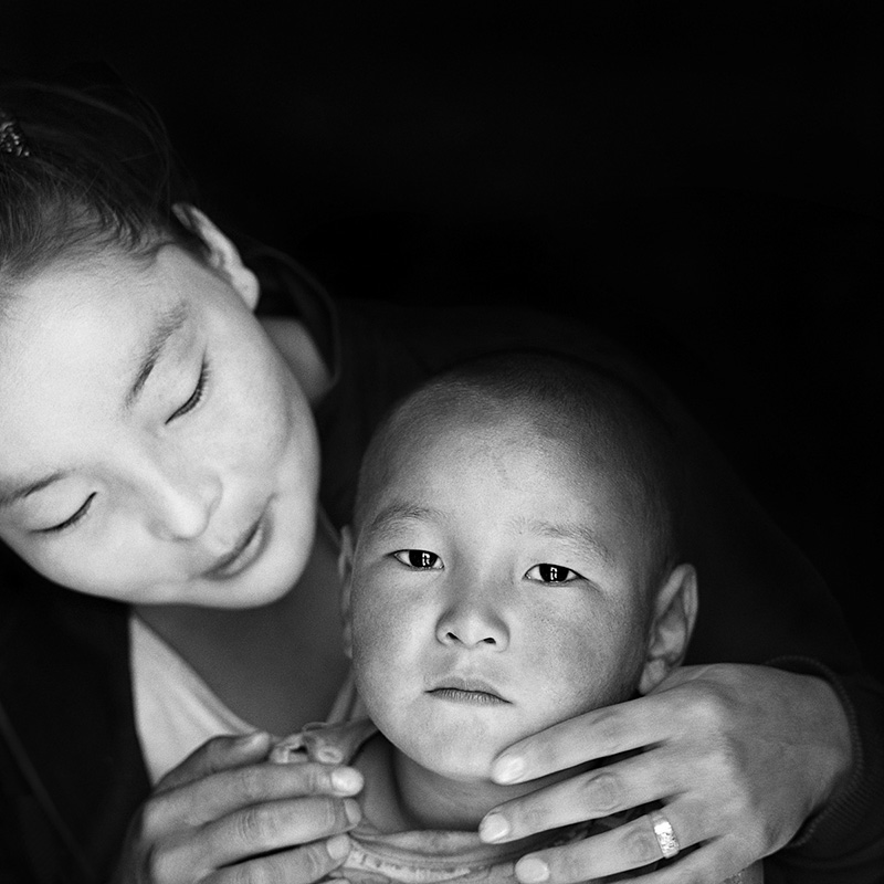 © Christine Turnauer - Erdenebayar with her son Zamlen, Gobi –Altai, Mongolia, 2013, Coal pigment print