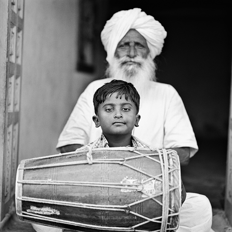 © Christine Turnauer – Naghe Khan and his great-grandson Imran Khan, Manganiyar tribe, India, 2015